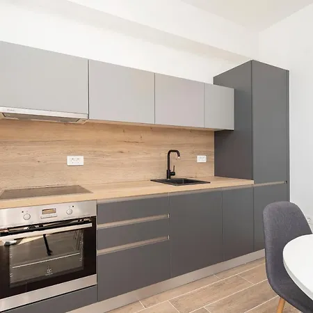 Eni 1 Apartment Mandre