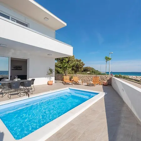 Eni 1 Apartment *